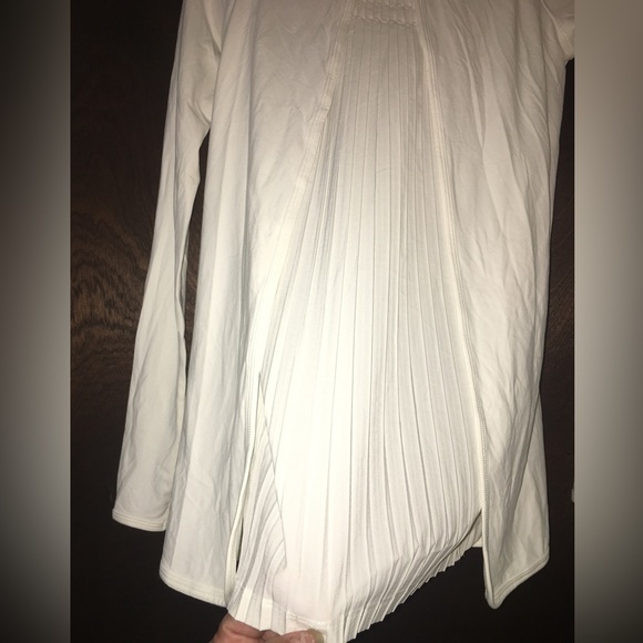 15.5”PTP SIZE 4 or SMALL LULULEMON MAKING MOVES PLEATED LONG SLEEVE WHITE TOP - Picture 5 of 16